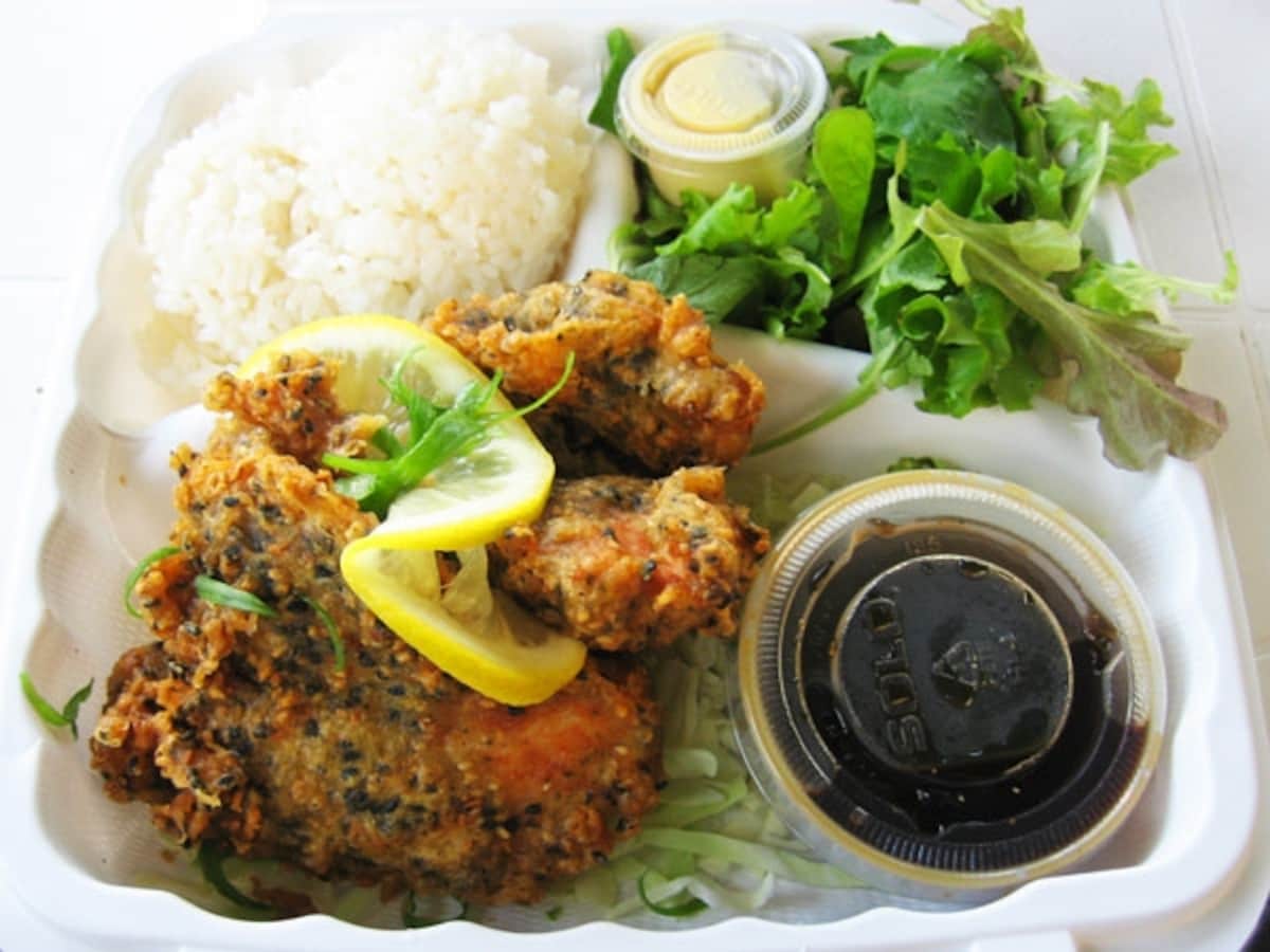 最近のガイドのお気に入りは、サクサク衣の白身魚の天ぷら（?!）を、甘めのポン酢ダレで食べるキャットフィッシュ（ナマズ）のふりかけ天ぷら
