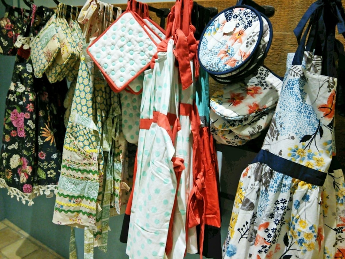 アンソロポロジーの洋服のように華やかなエプロン