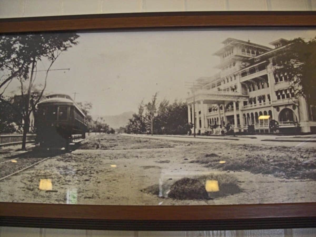 創業間もない1905年に撮影。カラカウア通りに路面電車が走る貴重な写真