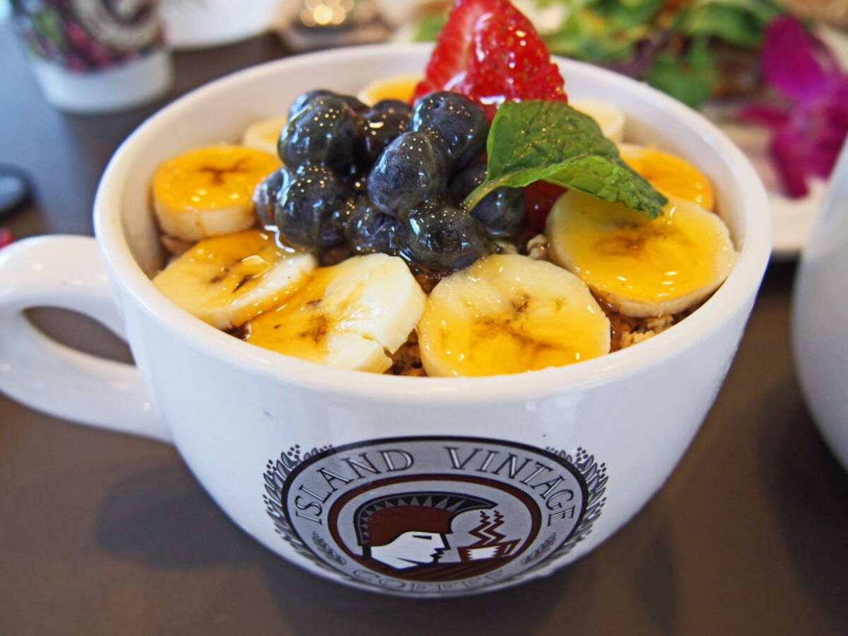 大きなマグカップに入ったアイランド・ヴィンテージ・コーヒーのアサイーボウル。ずっしり重い
