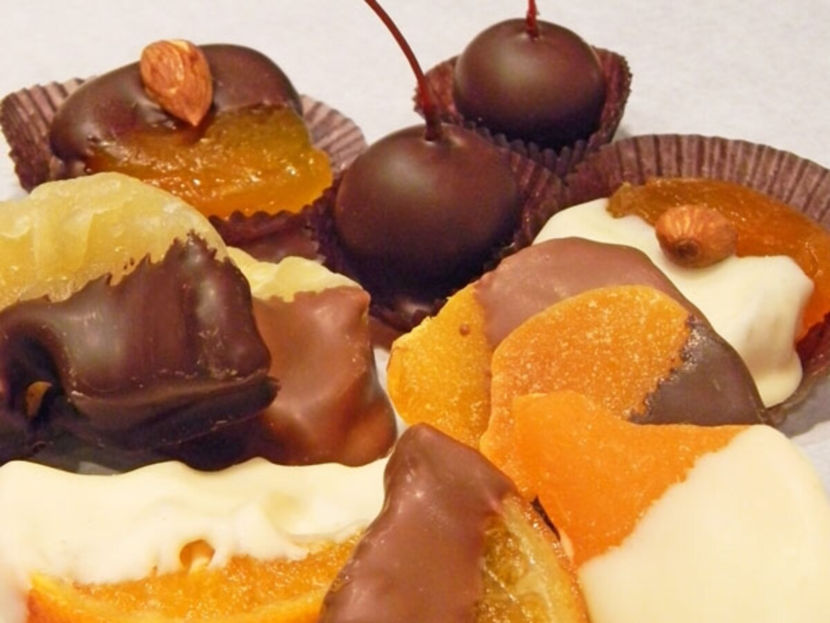 ダーク、ミルク、ホワイトチョコをまとったフルーツ・ディップ