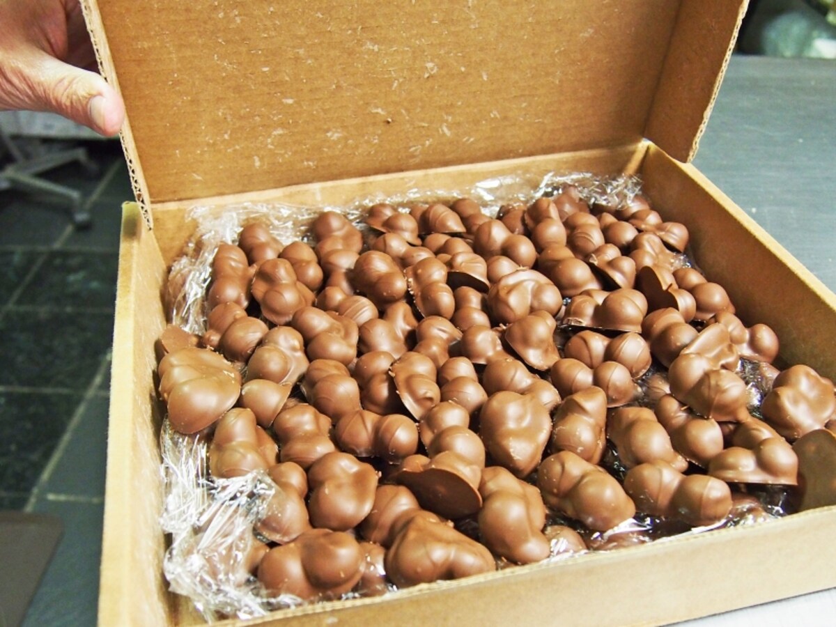 毎朝作られるマカダミアナッツチョコレート