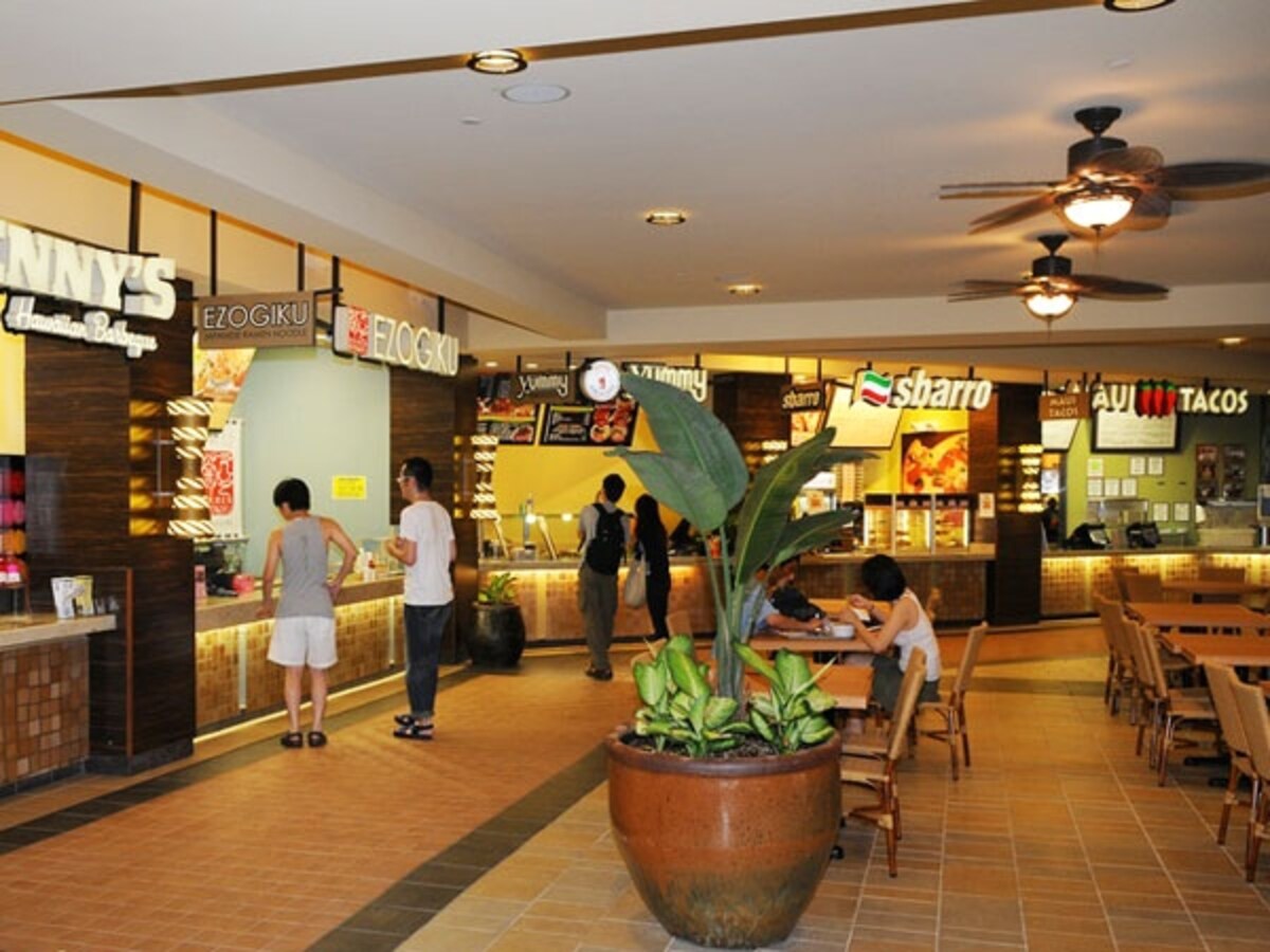 1人でもファミリーでも気軽に利用できるパイナラナイ・フードコート。12店舗が並ぶ