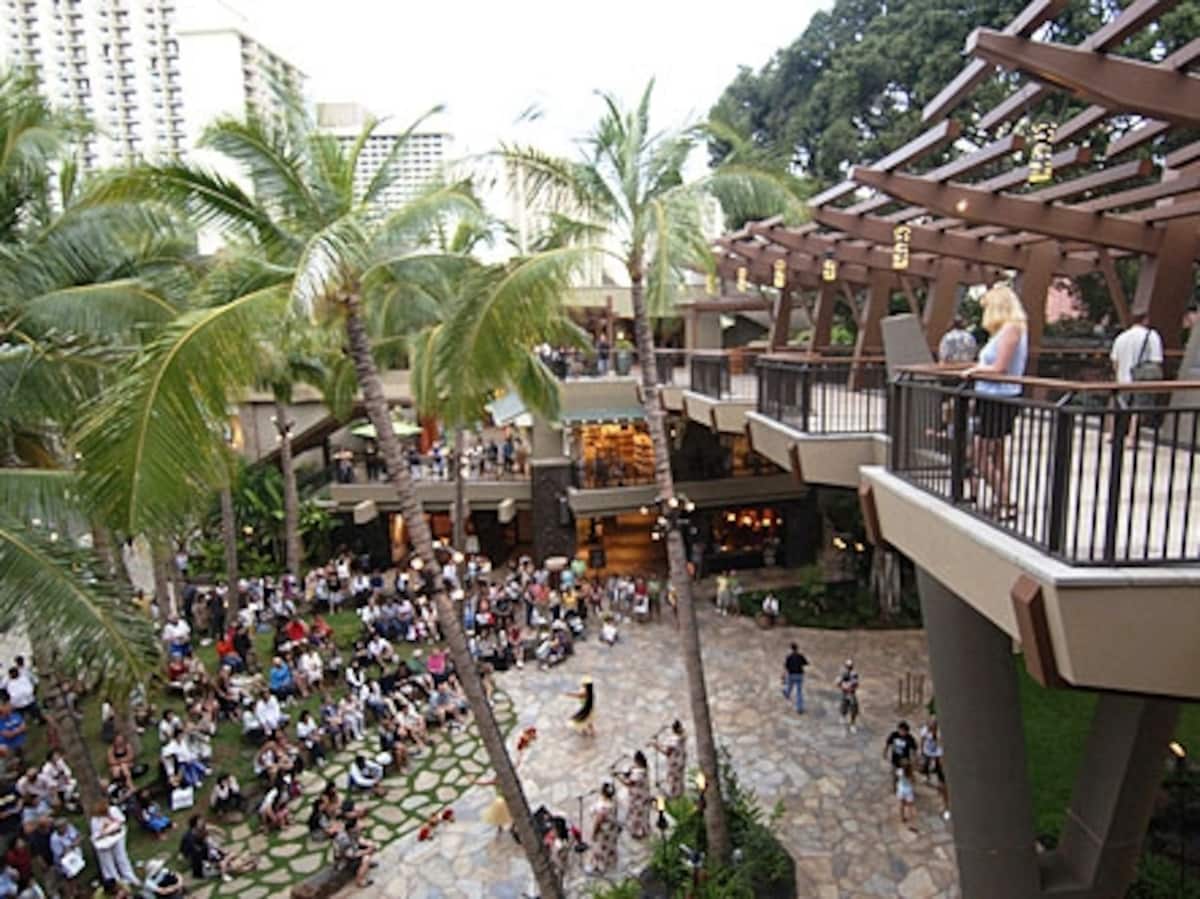 ロイヤル・グローブに架かる橋の名は「カハラオプナ （Kahalaopuna）」。ワイキキ山側、マノア渓谷に棲む虹の女神の名前に由来