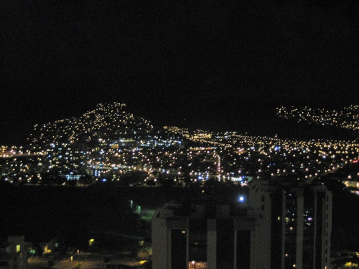 32階デラックスマウンテンビューの客室より。山の斜面を覆うマノアの夜景が美しく、感動的