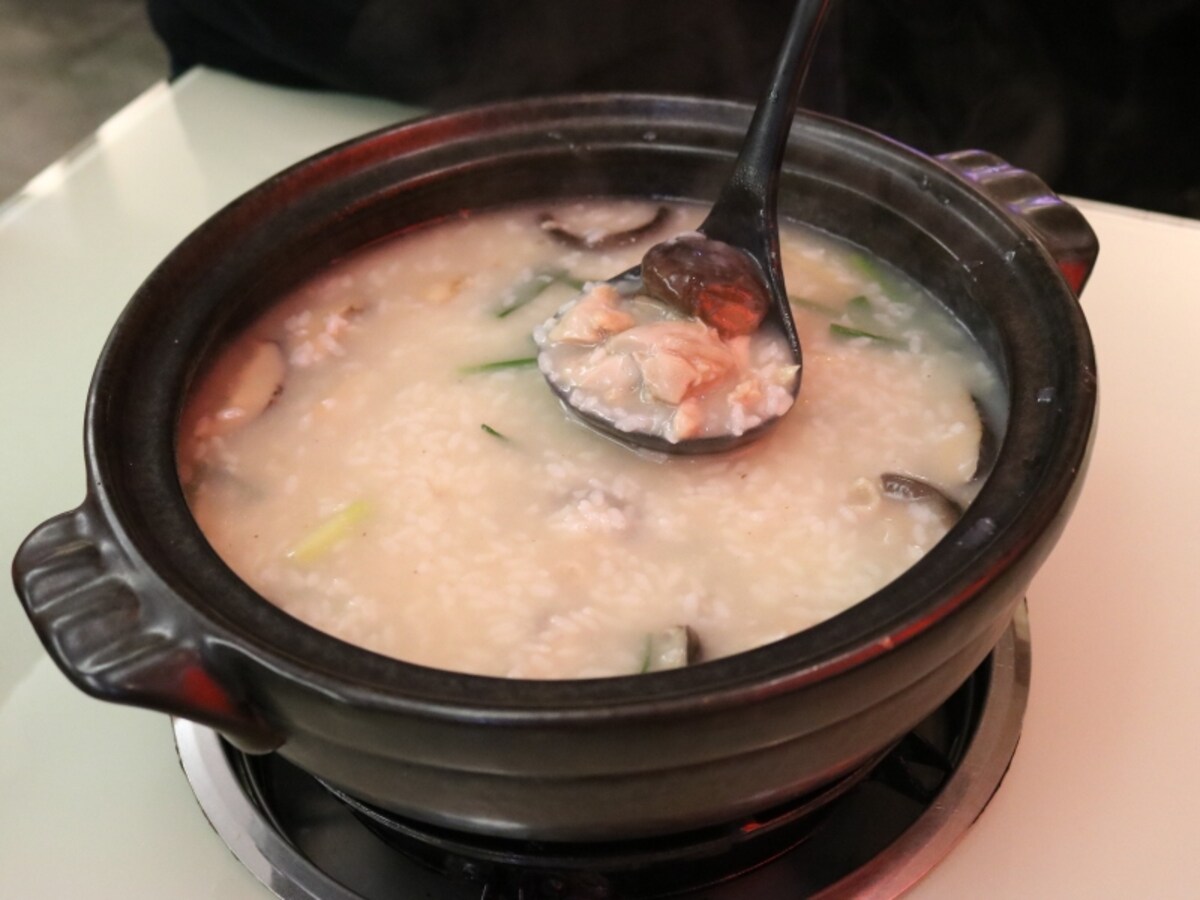 台北のお粥は家族みんなで食べるサイズ