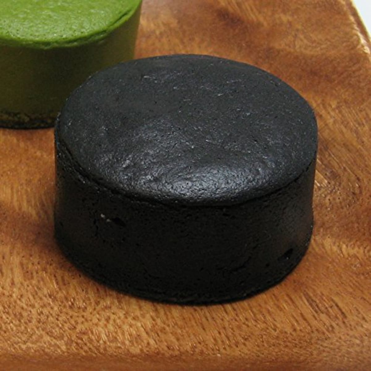 竹炭で真っ黒 濃チーズケーキ 黒まる
