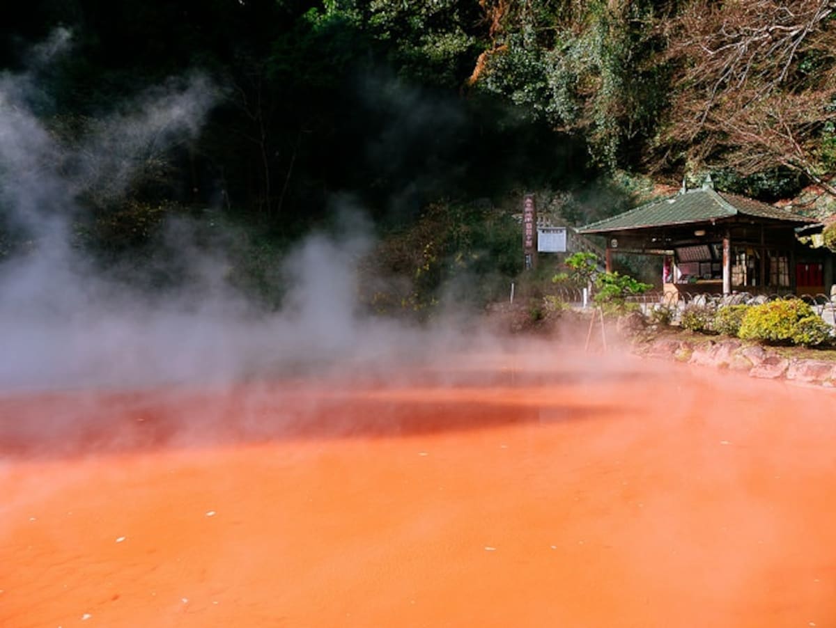 8. Chinoike Jigoku Hot Spring (Beppu City, Oita Prefecture)