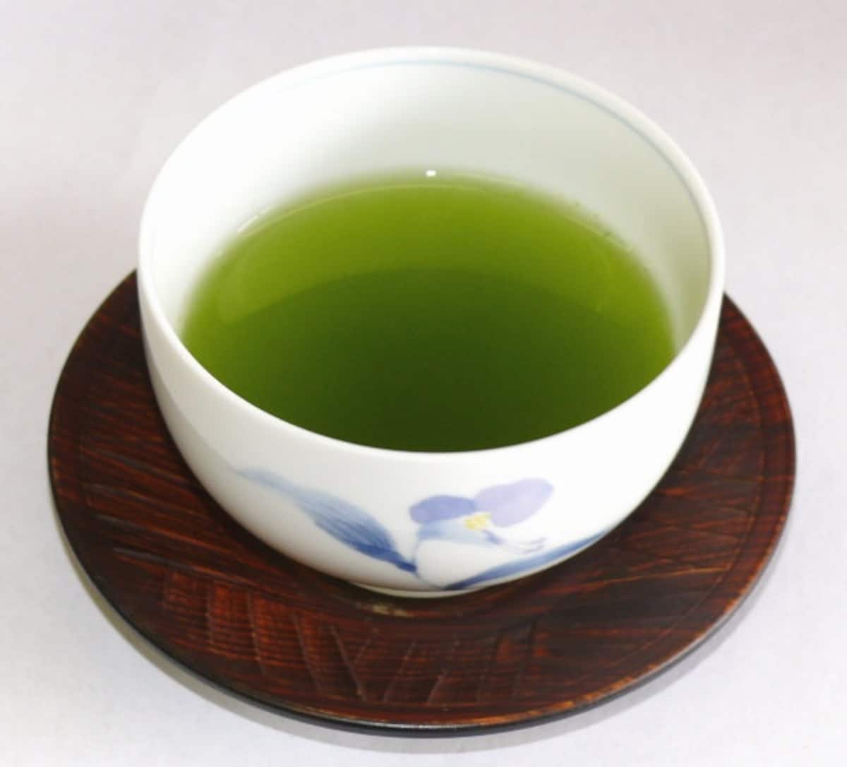 Как приготовить зеленый чай. Зеленый чай. Чашка зеленого чая. Японский зеленый чай. Чашка с зеленым чаем.