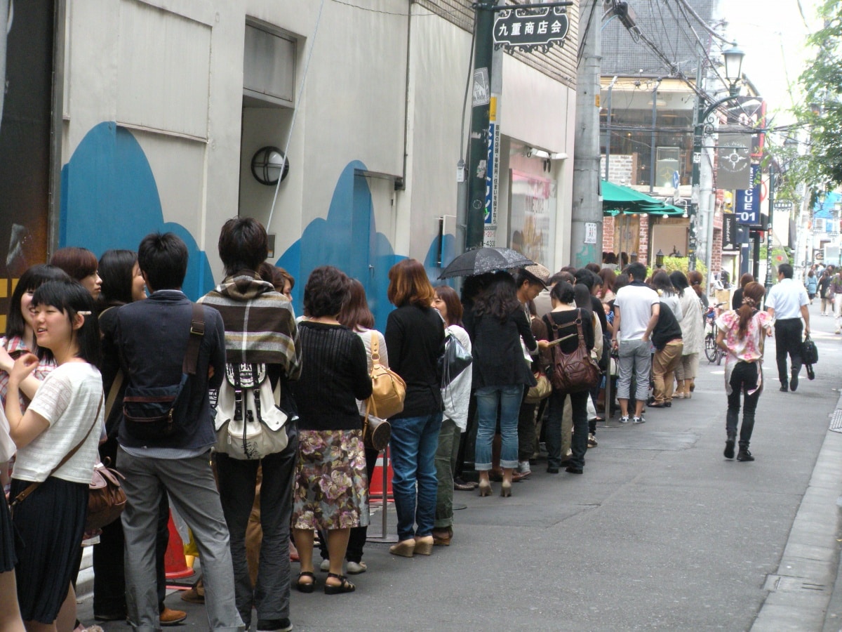 2.靠墙站，越过街口、马路