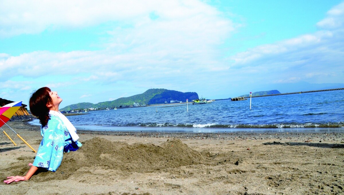 N. 海岸边的天然沙蒸温泉：鹿儿岛县