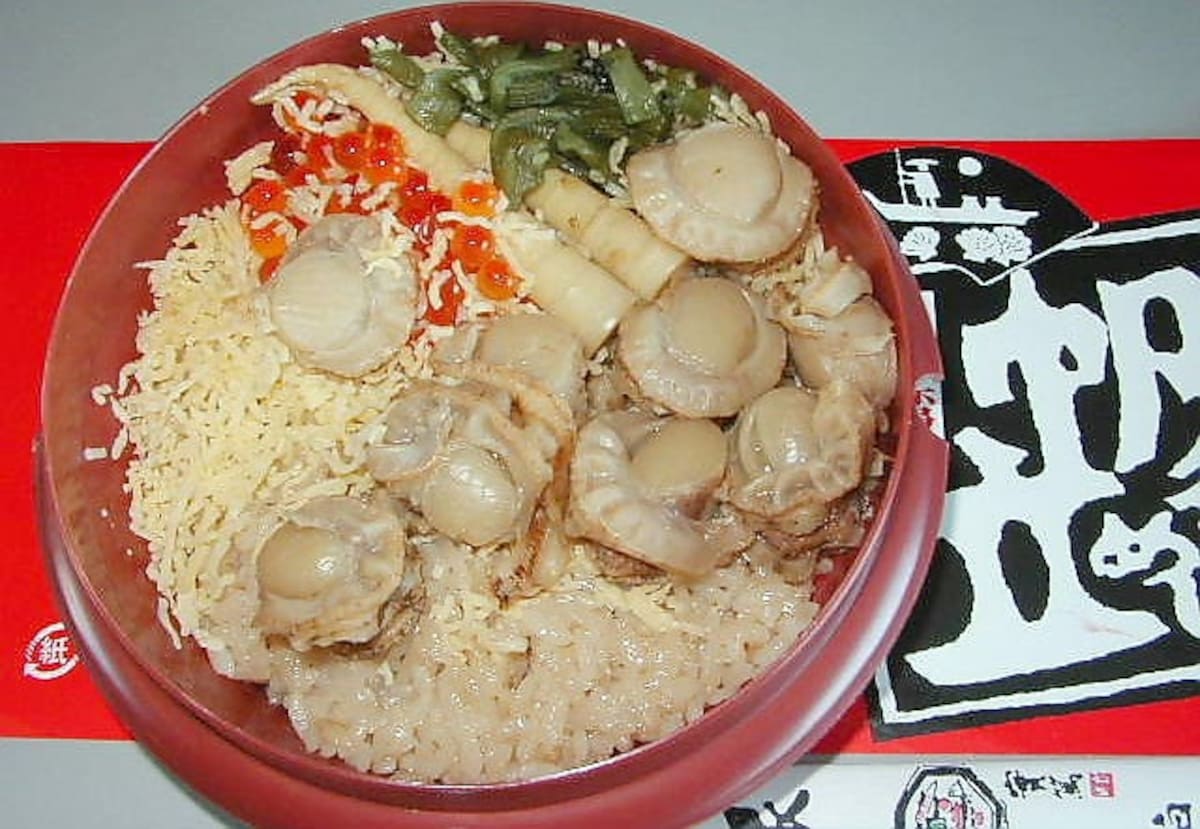 3. ข้าวอบโฮตาเตะ (帆立釜めし)