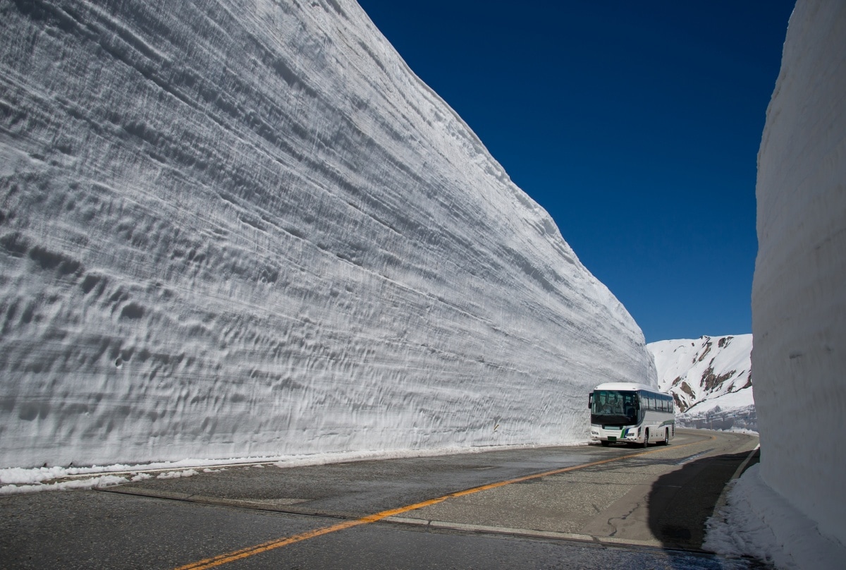 公尺高的富山雪壁 All About Japan