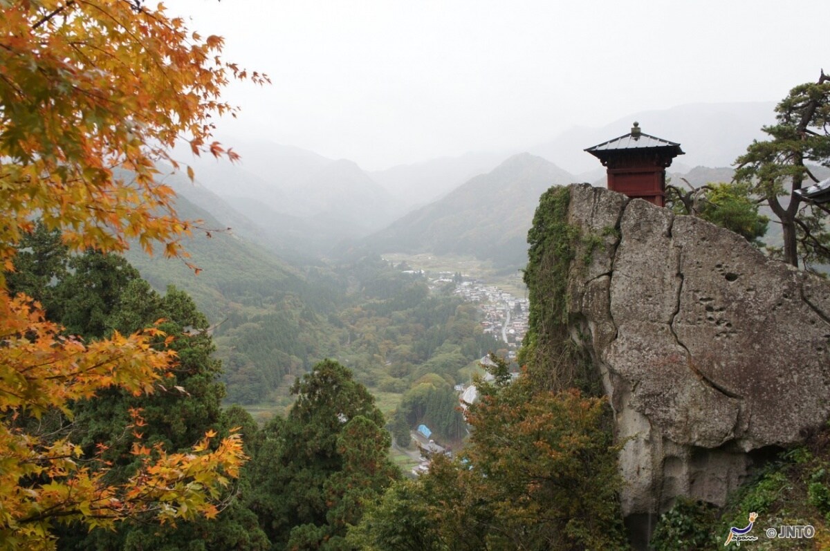 2. วัดบนภูเขาหรือวัดริสสะคุจิ (立石寺) จังหวัดยามางาตะ