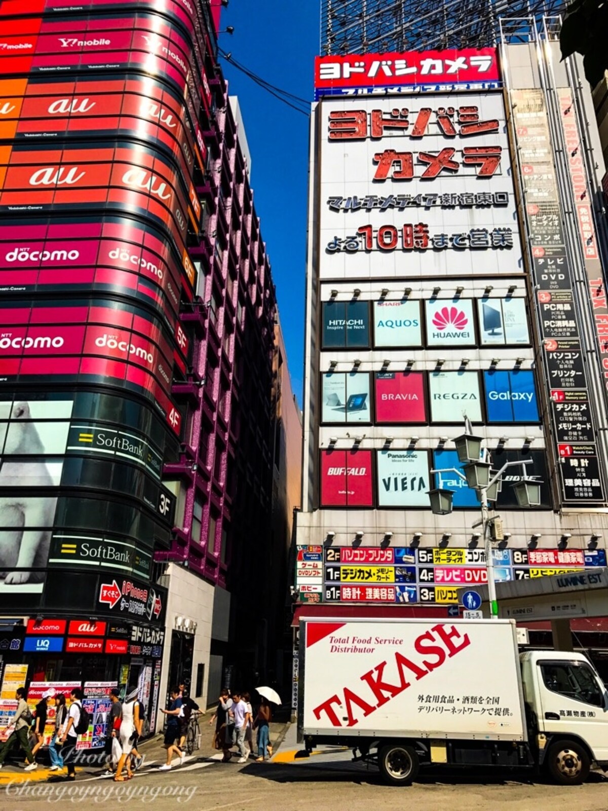 Yodobashi (ヨドバシ) สาขา Shinjuku ทั้งประตูตะวันออกและตะวันตก