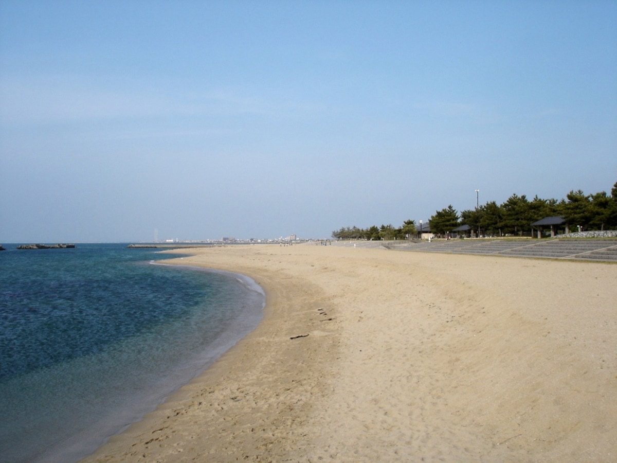 5. Hakotsukuri Beach