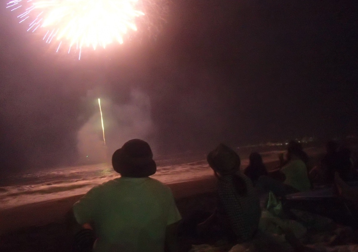 2. Marvel at Fireworks by the Chigasaki Sea