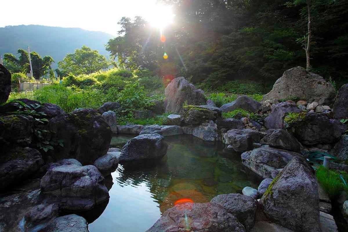 限定季節才能泡到的祕湯 岩間温泉 | 山崎旅館