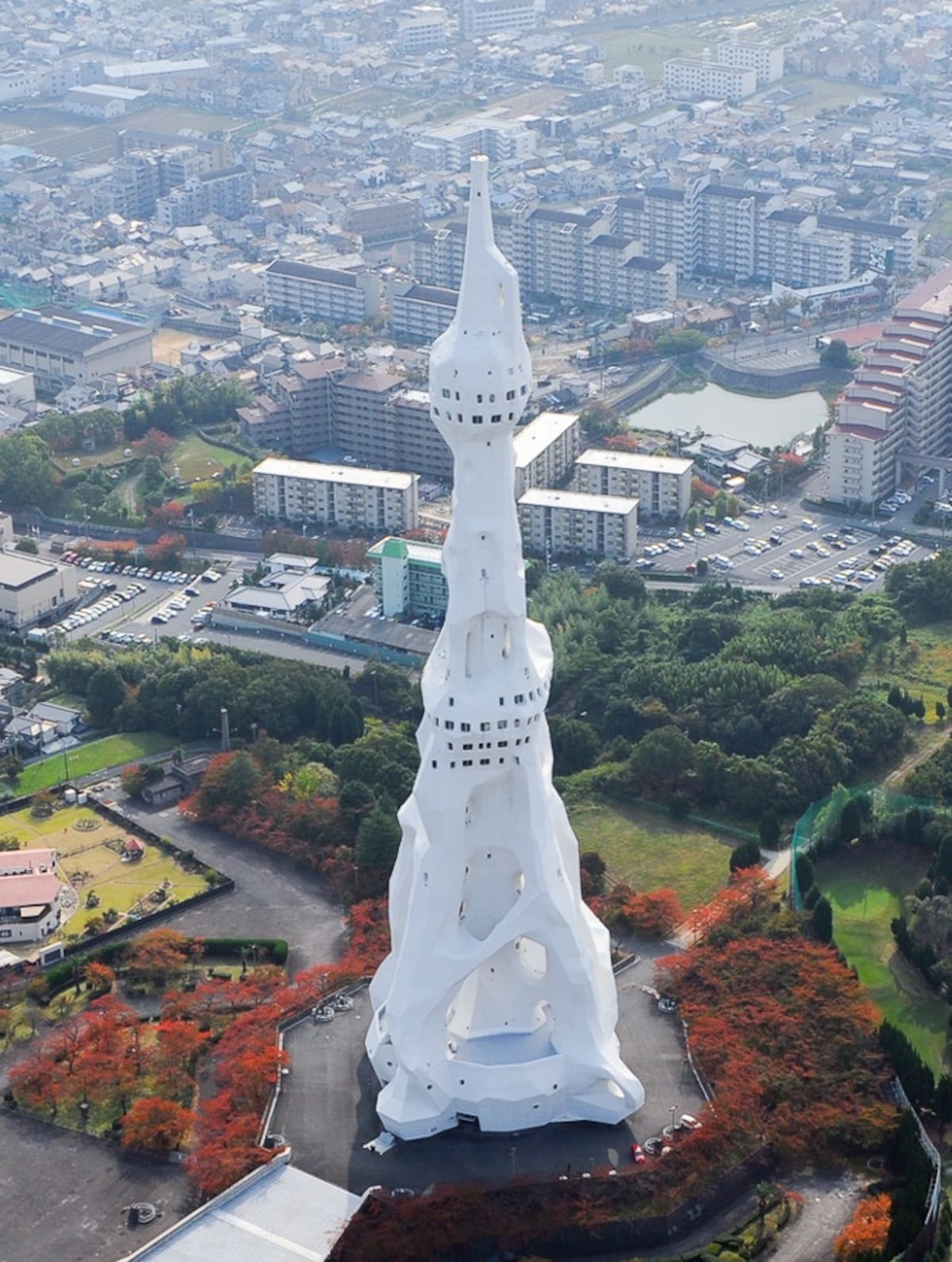 แม้ไม่ดังเท่า Tokyo Tower หรือ Skytree แต่เรื่องหน้าตาดีนั้นไม่แพ้แน่นอน