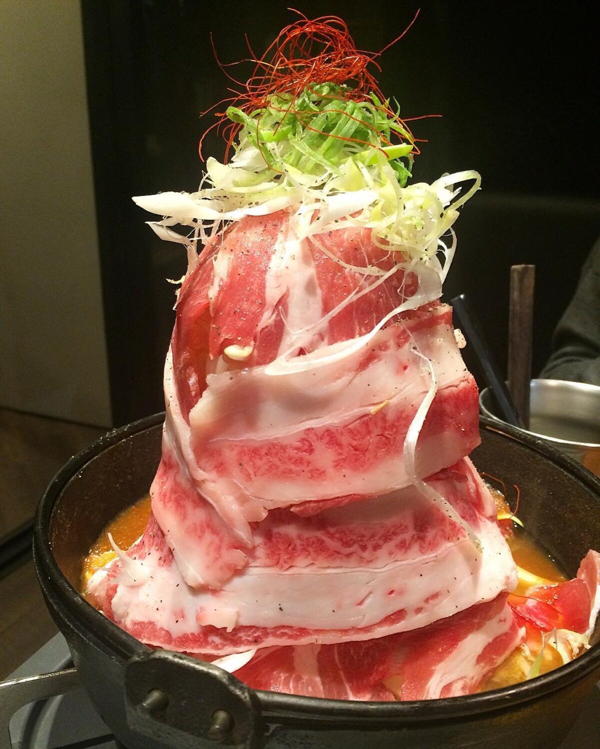 燒肉和火鍋一次滿足不煩惱！經典神戶牛肉鍋（炭火焼肉・にくなべ屋 神戸びいどろ初台店）