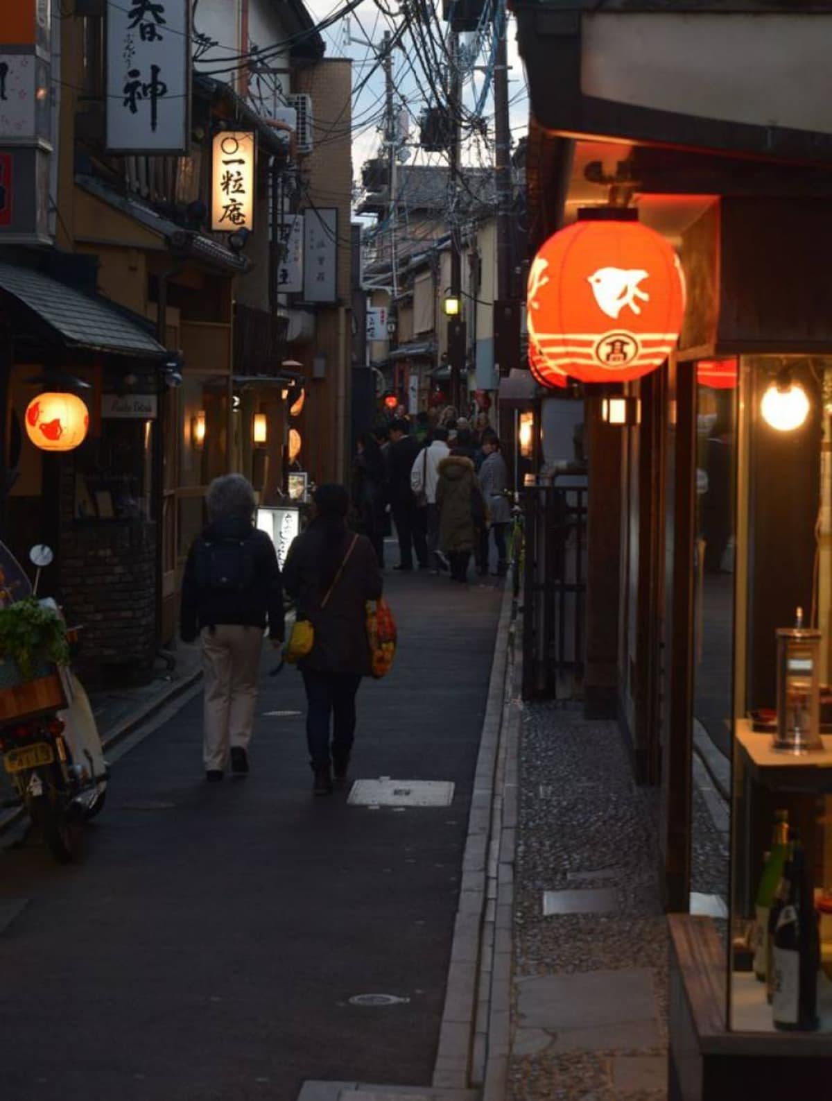 16. The street lit up by lanterns - Pontocho