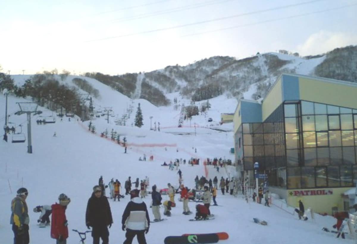 2. Snowboarding at Dynaland (Gujo City)