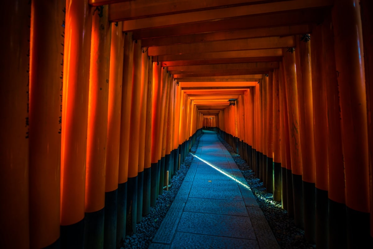 7. ศาลเจ้าฟูชิมิ อินาริ (Fushimi Inari Shrine)