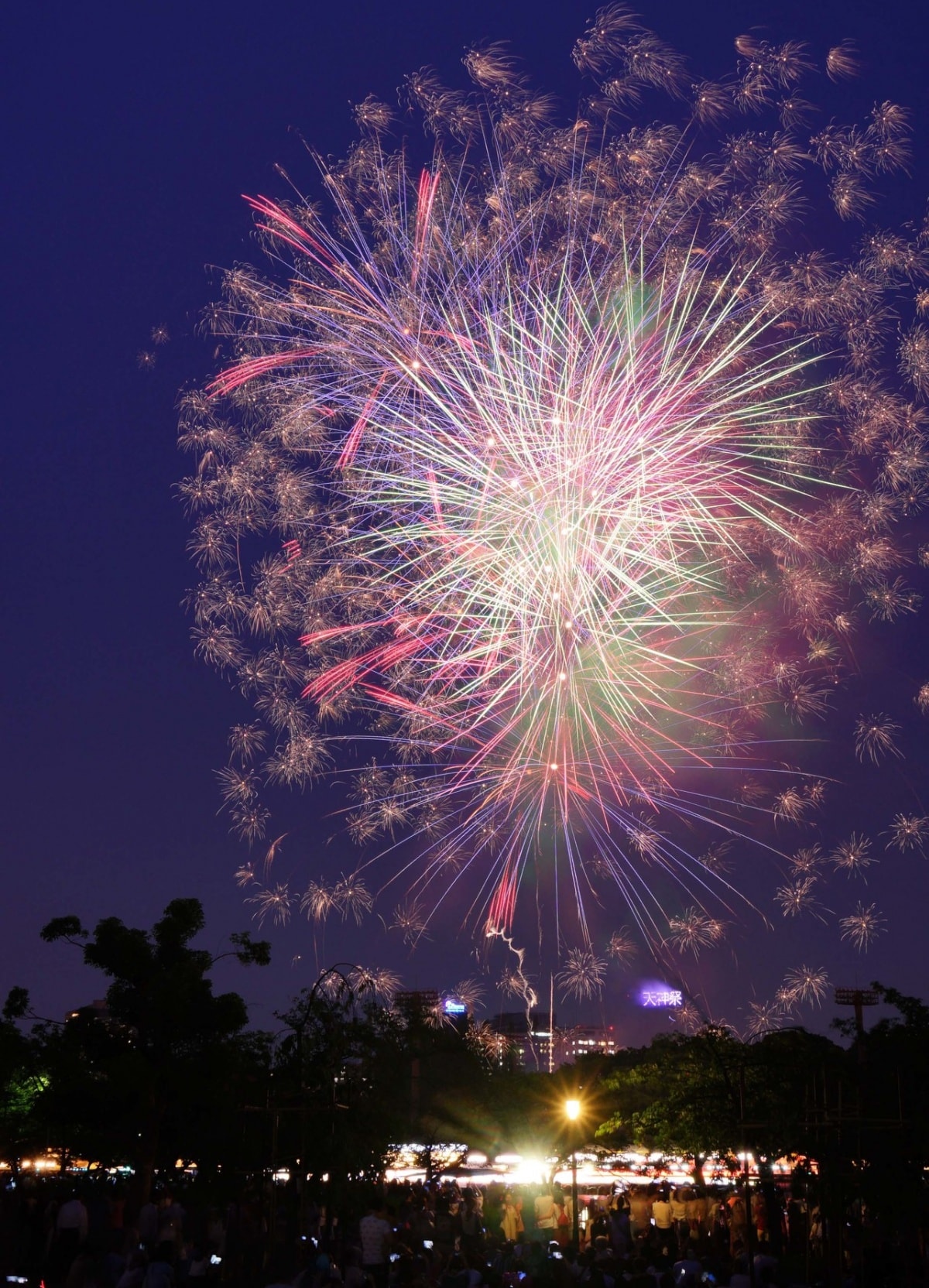 7.เทศกาลดอกไม้ไฟเทนจิน จังหวัดโอซาก้า (Tenjin Matsuri Firework Festival Osaka)