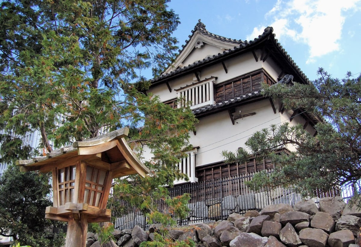 2. ปราสาทฟุกุโอกะและสวนไมซุรุ (Fukuoka Castle Ruins and Maizuru Park)