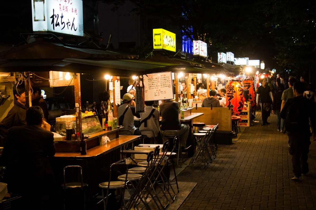 6. ร้านอาหารแผงลอยริมแม่น้ำ (Yatai Food Stalls)