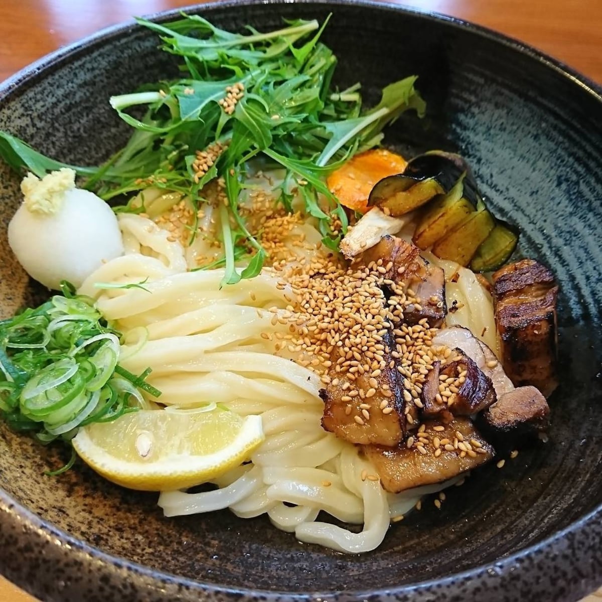 【已歇業】奈良在地炙燒豬肉與野菜烏龍麵「讃岐うどん 高畑 たつや」