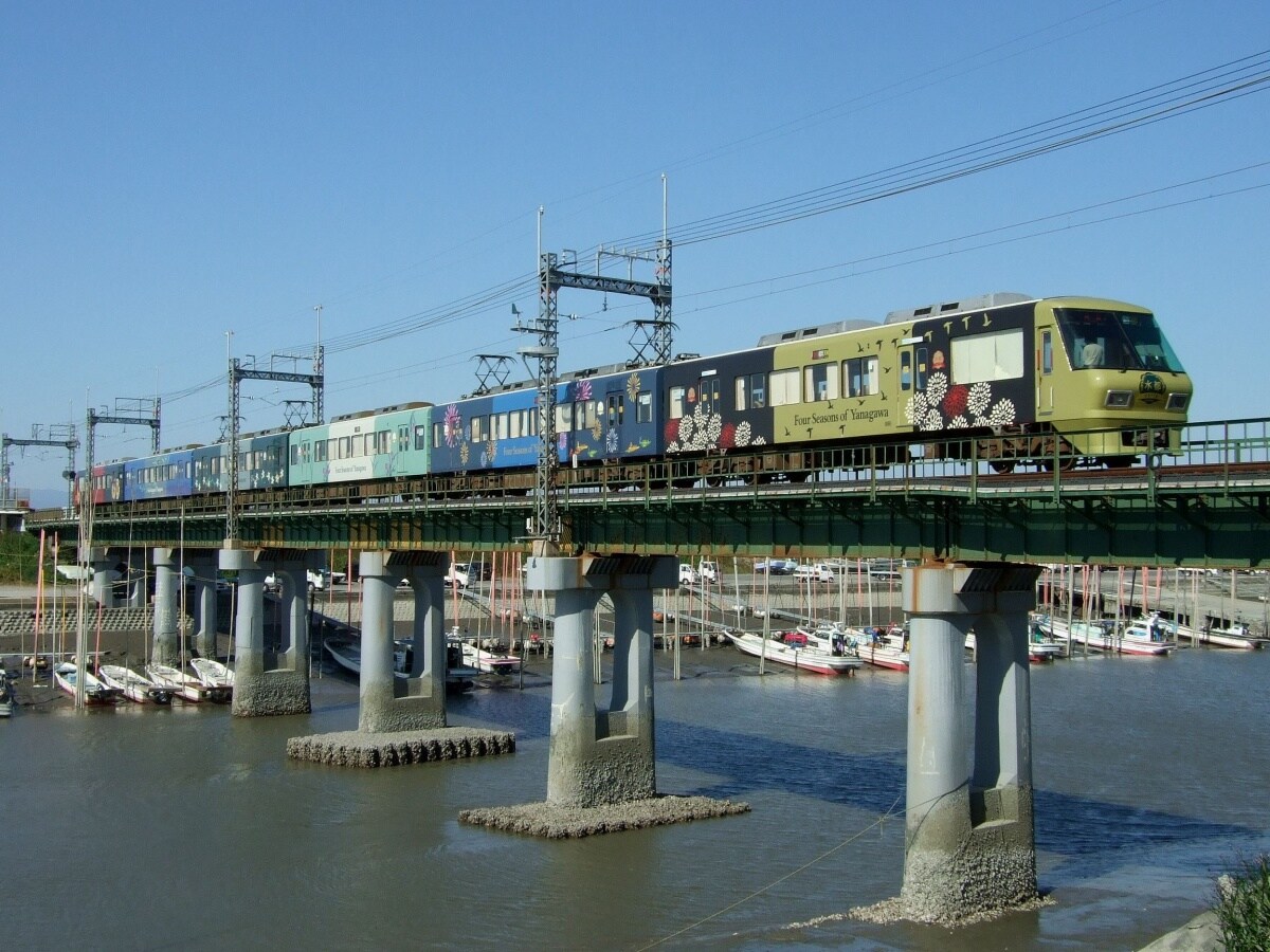 2. รถไฟท่องเที่ยวภายในฟุกุโอกะ Yanagawa Sightseeing Train "Suito"