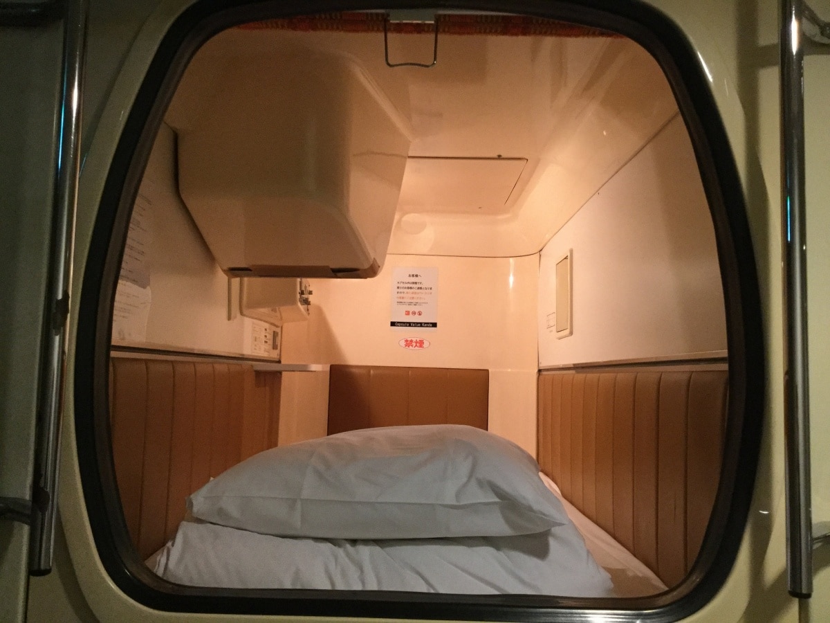 5. Capsule Hotels (カプセルホテル）