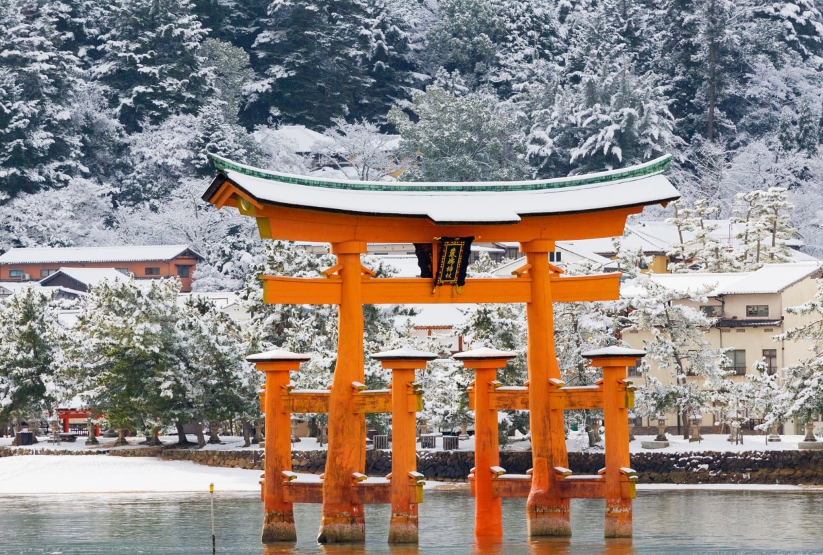 3. ศาลเจ้ากลางน้ำ อิทสึคุชิมะ เกาะมิยาจิมะ  (Itsukushima Shrine, Miyajima) สัญลักษณ์สำคัญของจังหวัดฮิโรชิม่าและญี่ปุ่น