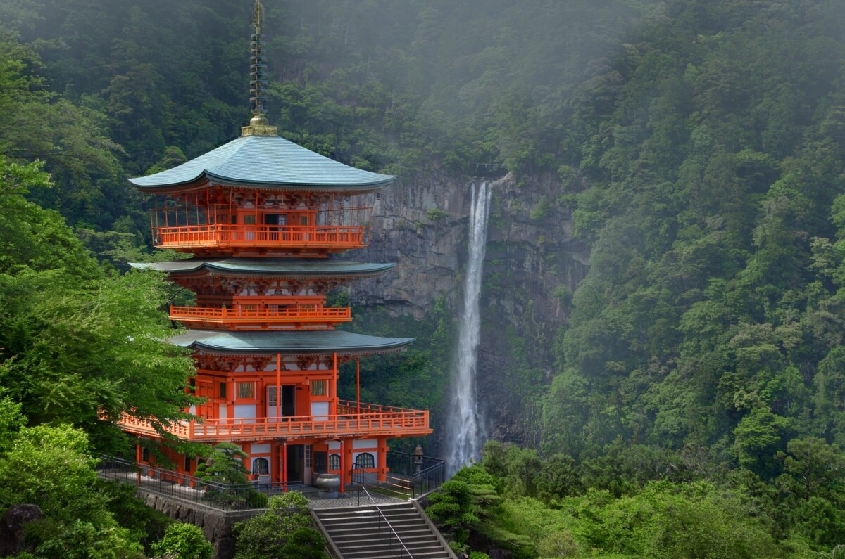 2. น้ำตกนะชิ (Nachi Falls)