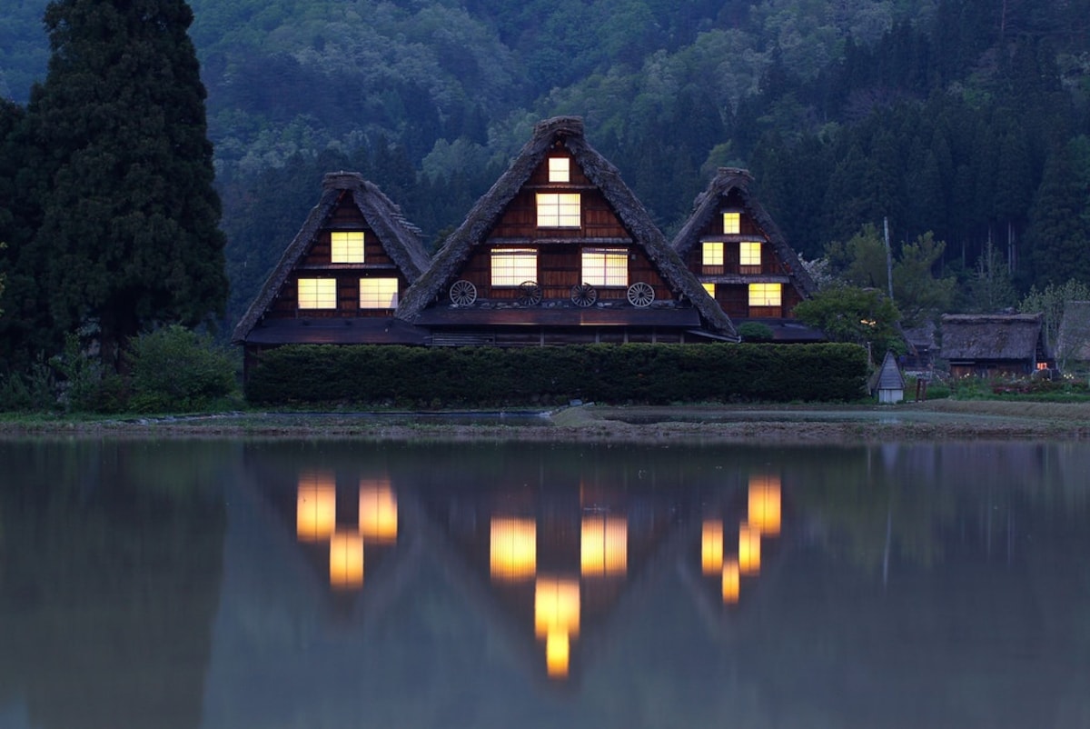 1. หมู่บ้านโบราณชิราคาวาโกะ (Shirakawago Village)