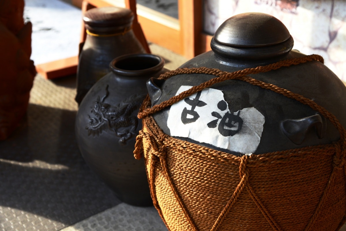 2. โชจู (Shochu) และ อะวาโมริ (Awamori)