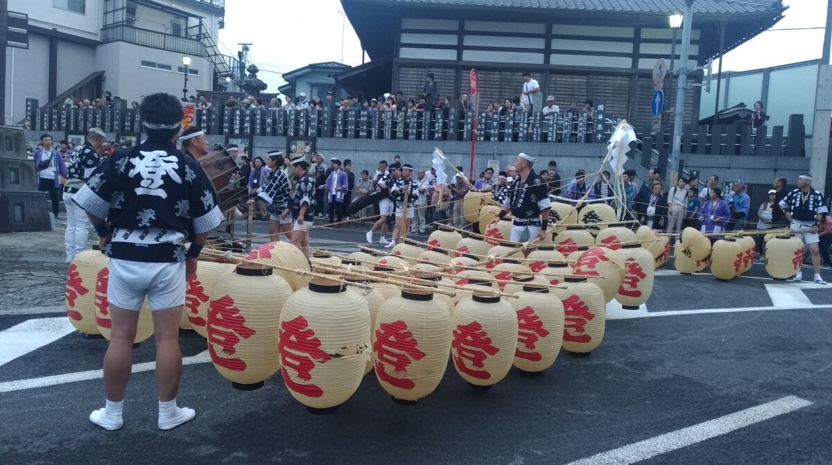 高舉有如稻米袋的燈籠象徵一年豐收「秋田・竿燈祭 (竿燈まつり)」