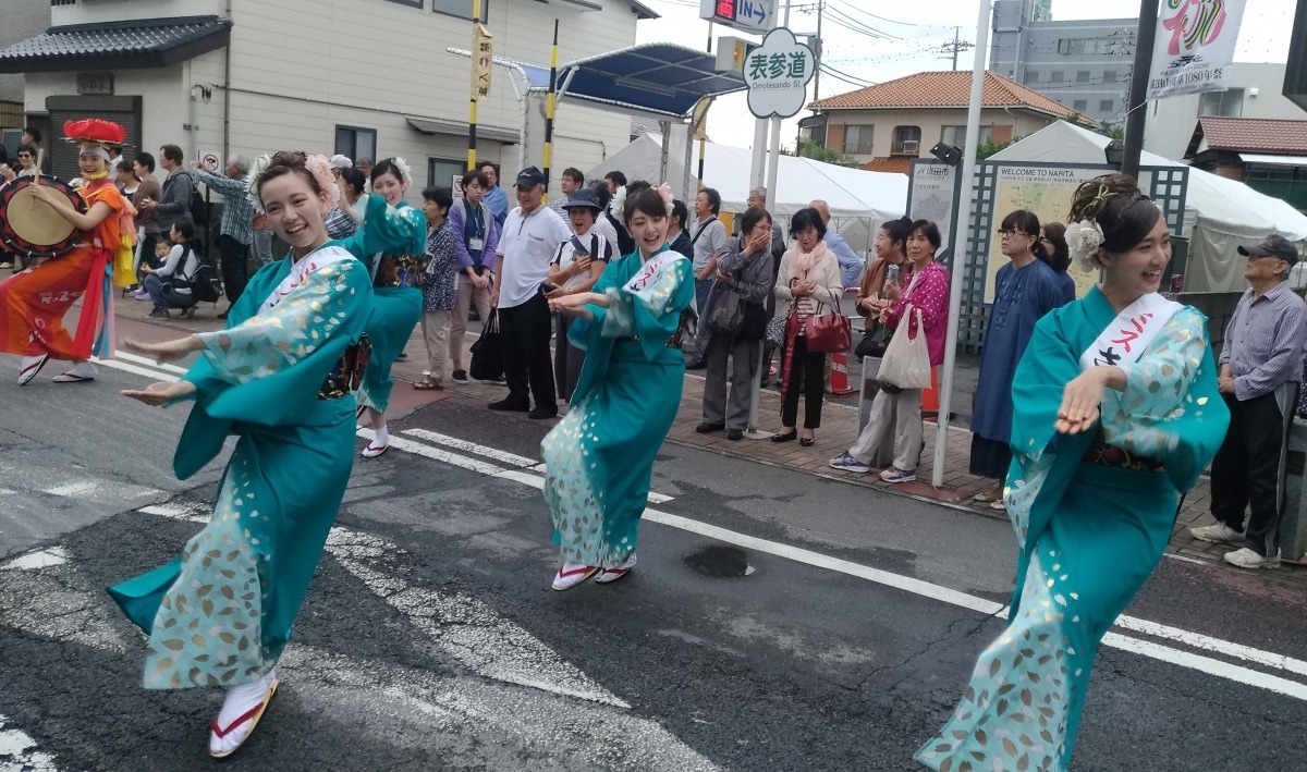 為增添無盡熱鬧氣氛的夏日祭典「岩手・盛岡三颯舞 (盛岡さんさ踊り)」