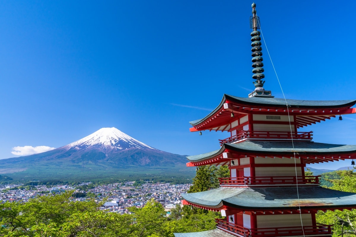 5. เจดีย์แดงห้าชั้นชูเรโต (Chureito Pagoda)