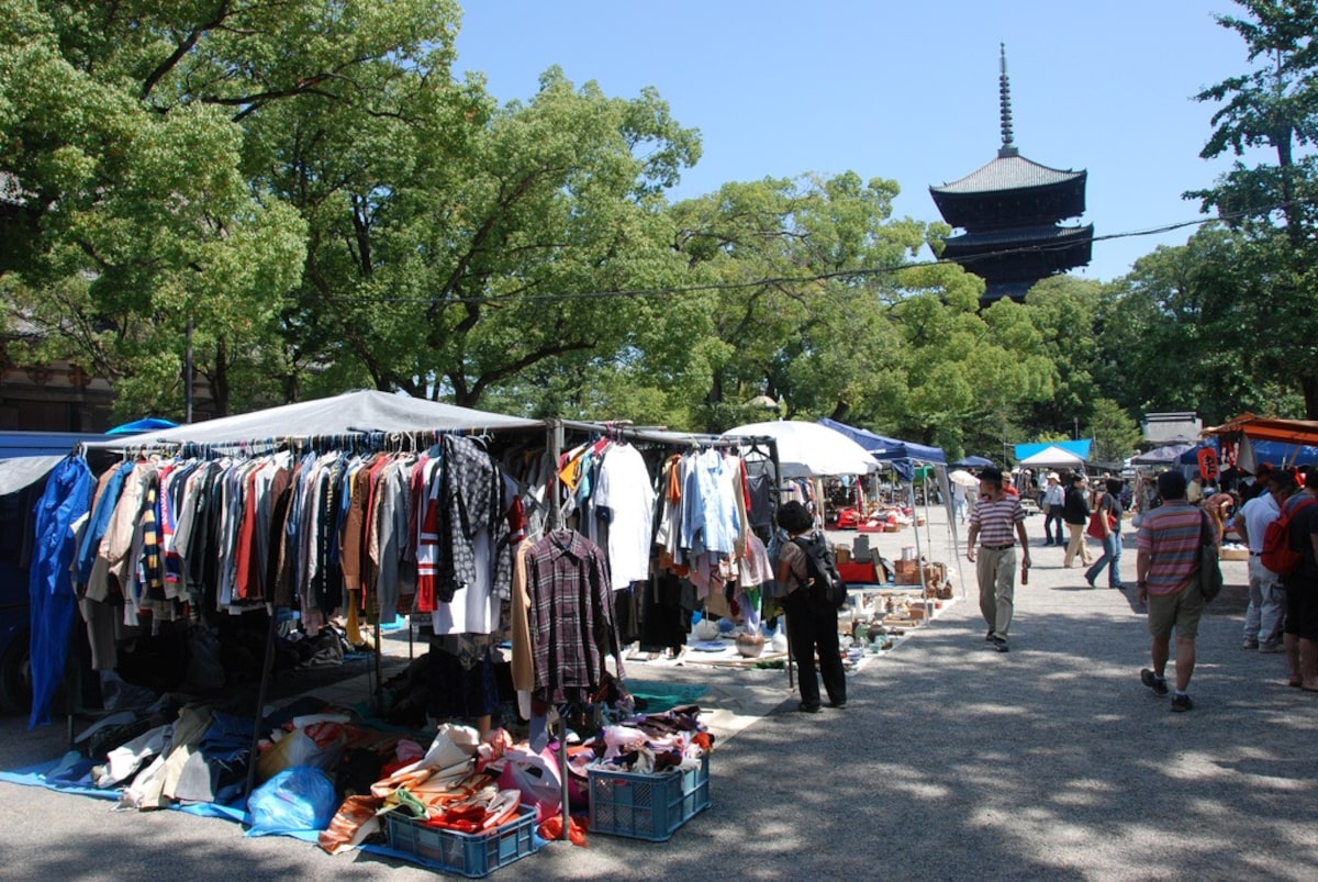 2. ตลาดนัดที่วัดโทจิ (Toji Temple Flea Market)