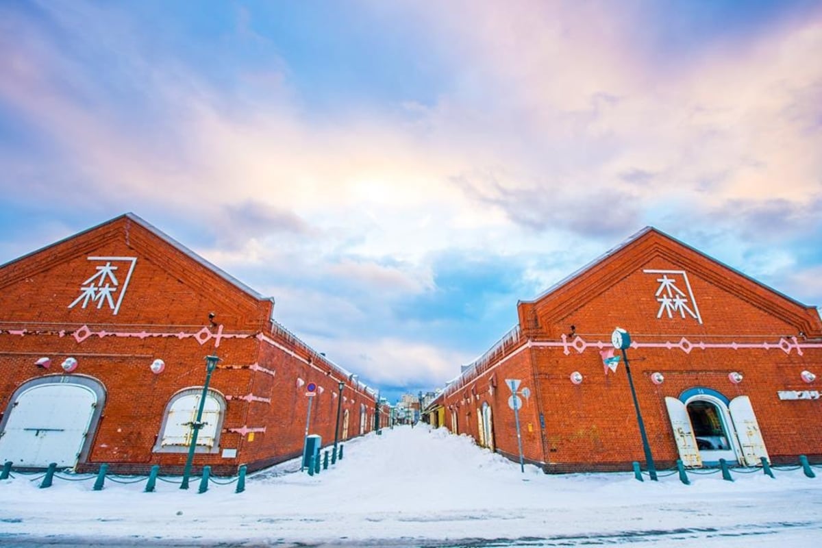 2. โกดังอิฐแดงคาเนโมริ (Kanemori Red Brick Warehouse)