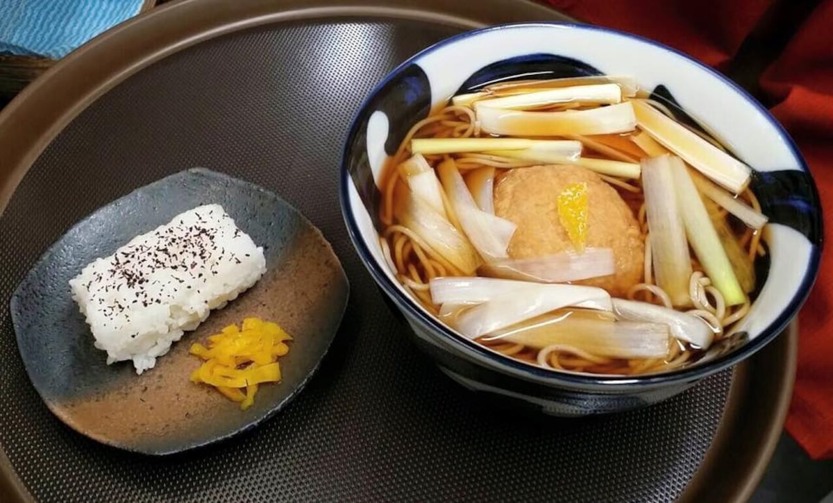 そば所 よし田必吃美食①コロッケそば (可樂餅蕎麥麵)