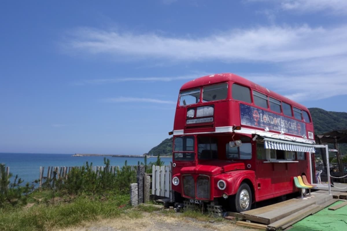 啜一口義式冰淇淋飽覽夕陽美景的餐車咖啡廳London BUS CAFE＆旅cafe