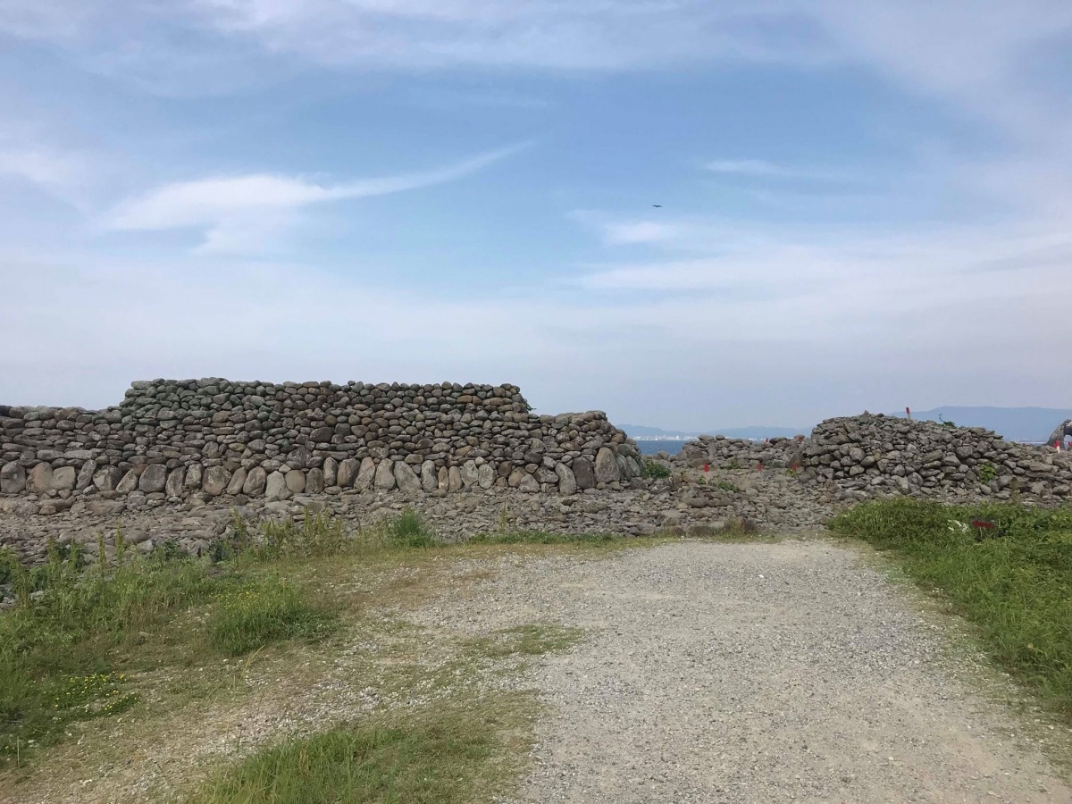 กำแพงหิน Ainoshima Stone Tumuli