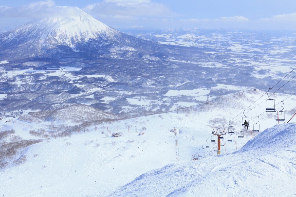 3. เล่นสกีและสโนว์บอร์ด (Skiing & Snowboarding)