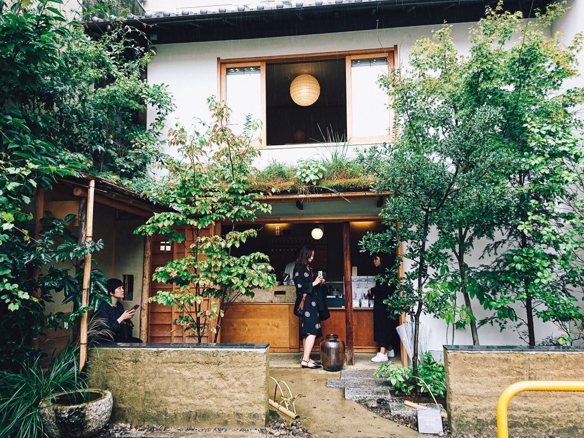 隱身在停車場一角的咖啡店「WEEKENDERS COFFEE TOMINOKOJI」