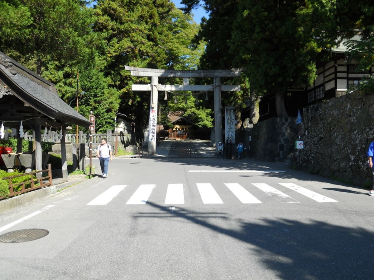 13. Worship at the celebrated Suwa Taisha Shrine