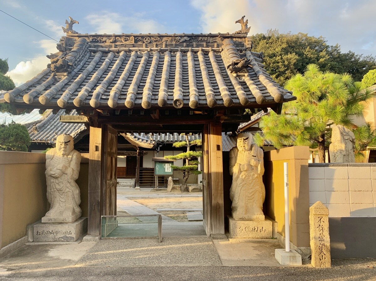 前往弓削島與佐島交界的「西方寺」，跟最可愛的仁王像打聲招呼！