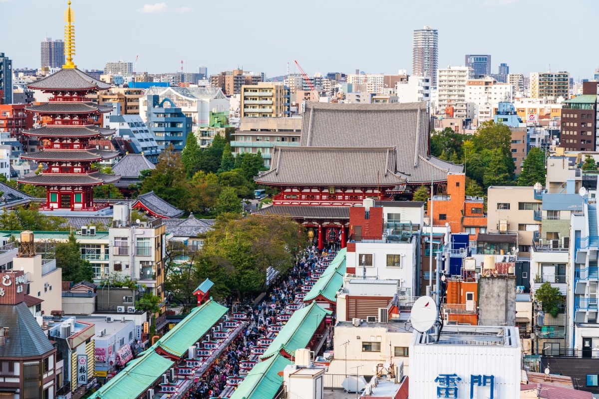 2. ขอพรและถ่ายรูปกับโคมแดงยักษ์วัดเซนโซจิ ที่อาซากุสะ (Asakusa)